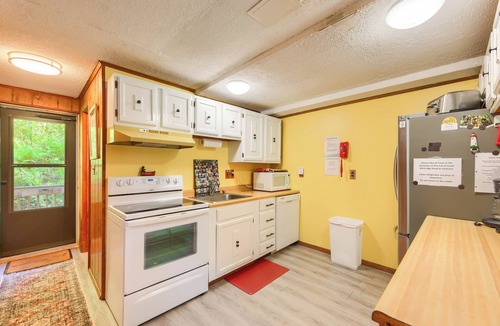 Edray Cabin | Snowshoe Cabin w/Resort Perks - Ski, Tube & More!