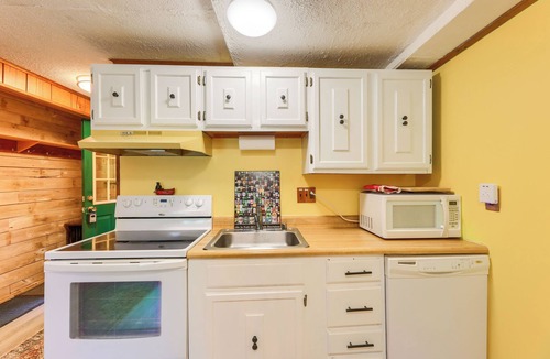 Edray Cabin | Snowshoe Cabin w/Resort Perks - Ski, Tube & More!