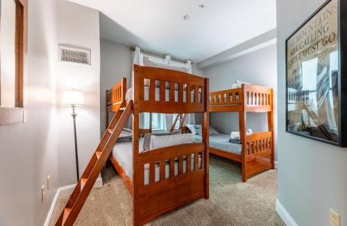 Edray House | Snowshoe Village Ski-in - Ski-out Condo w Hot Tub