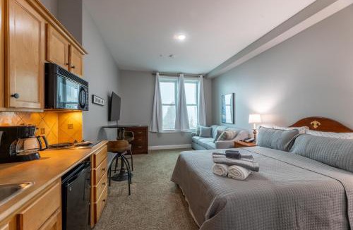 Edray House | Snowshoe Village Ski-in - Ski-out Condo w Hot Tub