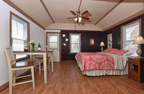 Chincoteague Hotel | Snug Harbor Marina and Hotel