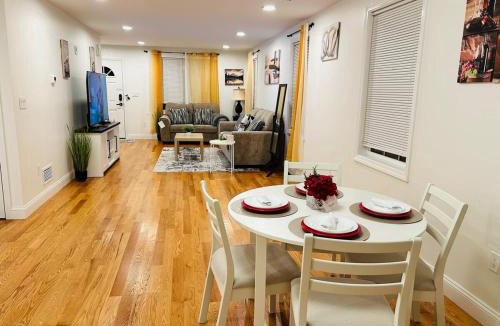 Randolph Apartment | Soaking Tub Luxury 3-Bedroom TownHouse