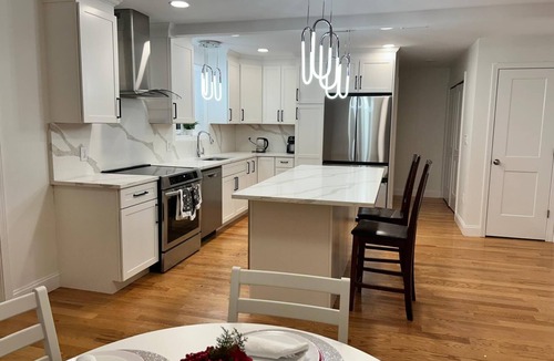 Randolph House | Soaking Tub Luxury 3-Bedroom Tonwhouse