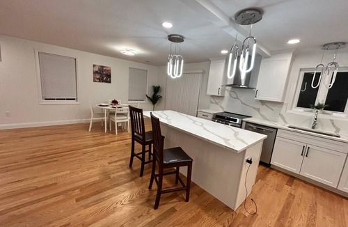 Randolph House | Soaking Tub Luxury 3-Bedroom Tonwhouse