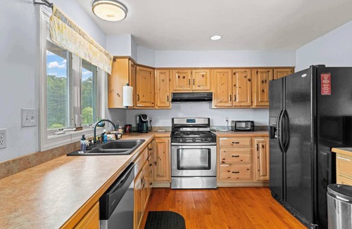 Etlan House | Sojourners Rest: Old Rag Views, Hot Tub, Fire Pit