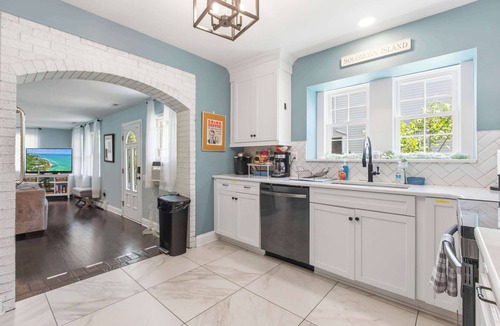 Solomons House | Solomons Spacious 6-BD Family Home with Hot Tub