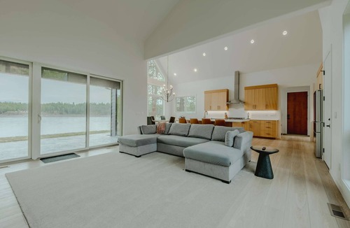 Eureka House | Sophie Lake Chalet Lakefront Mountain Views