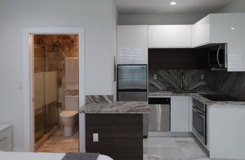 South Beach Apartment | South Beach 2 Room Unit - 4 Minute Walk to Beach!