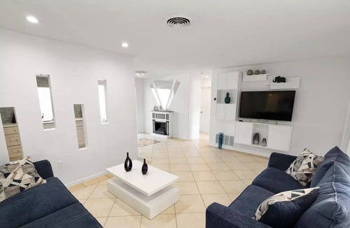 Sunrise House | ¡South Florida Topical Oasis! Sleeps 10 near the beach and airport. Pet friendly