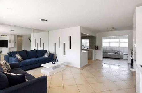 Sunrise House | ¡South Florida Topical Oasis! Sleeps 10 near the beach and airport. Pet friendly