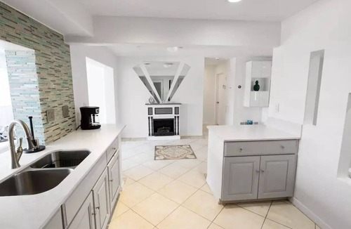 Sunrise House | ¡South Florida Topical Oasis! Sleeps 10 near the beach and airport. Pet friendly
