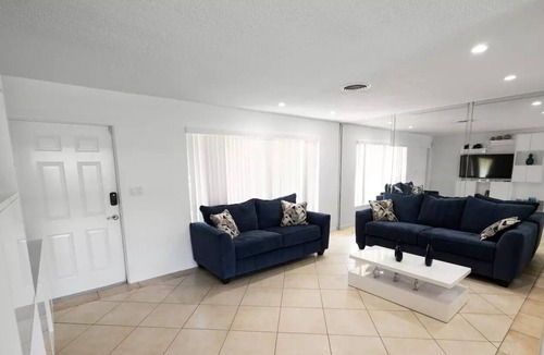 Sunrise House | ¡South Florida Topical Oasis! Sleeps 10 near the beach and airport. Pet friendly