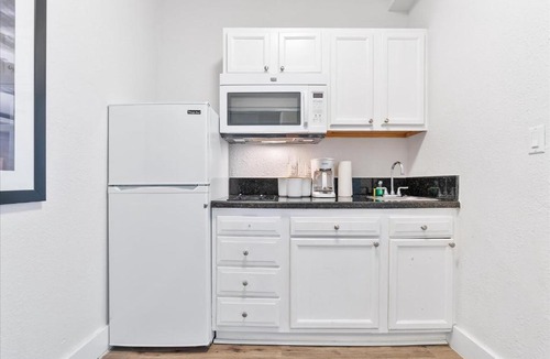 South Pointe Apartment | South of Fifth Studio Steps to Beach on Ocean Drive