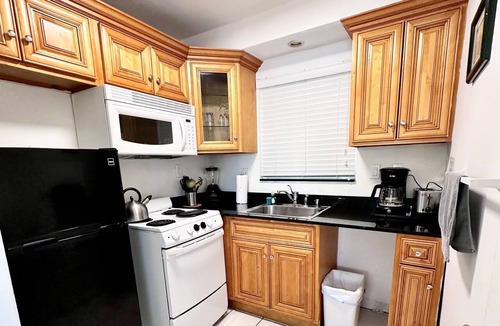 Hollywood South Central Beach Condo | Southwinds #2 for 3, King Studio for 3 w/Kitchen