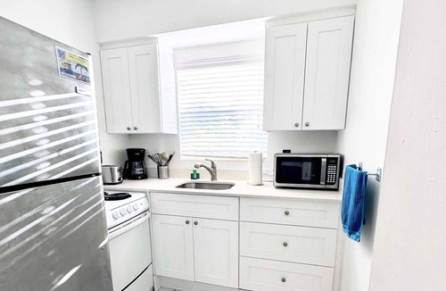 Hollywood South Central Beach Condo | Southwinds #9 for 3, King Studio Steps to Beach
