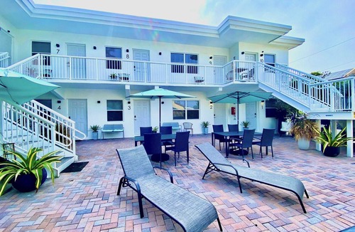 Hollywood South Central Beach Condo | Southwinds #9 for 3, King Studio Steps to Beach