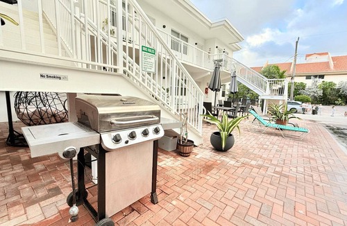 Hollywood South Central Beach Condo | Southwinds #9 for 3, King Studio Steps to Beach