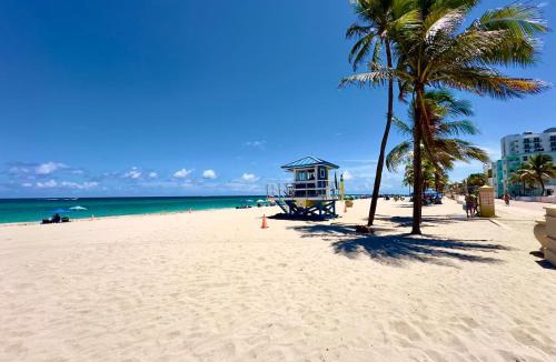 Hollywood South Central Beach Hotel | Southwinds Inn by The Gold Nests