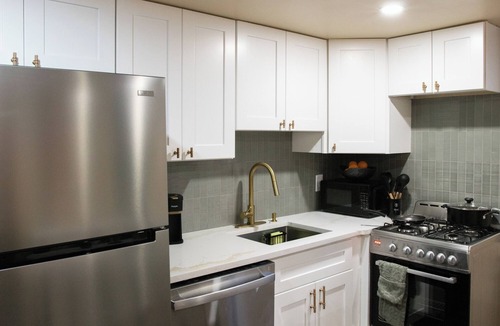 Wynnefield Heights Apartment | Spa Bath 20 Min to Lincoln Financial Field + Dedicated Parking + City Access