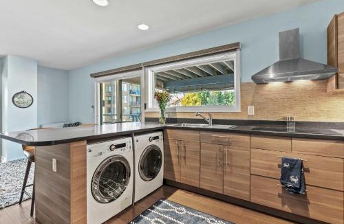 Eastport Apartment | Spa Creek Condo Pool Deck & Parking