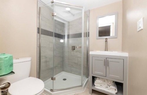 Seaside Heights Hotel | Spacious 2 King Bed Suite Near Seaside Heights Beach - Sleeps 6, Free Wi-Fi, AC and Family-Friendly Comfort Retreat