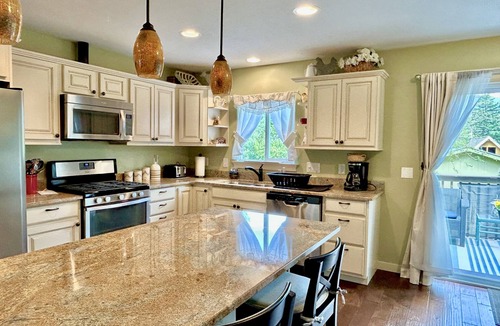 Woods Bay House | Spacious 2-Story Close to Lake-Marina-Fishing; 3 dogs-A/C-Mountain View