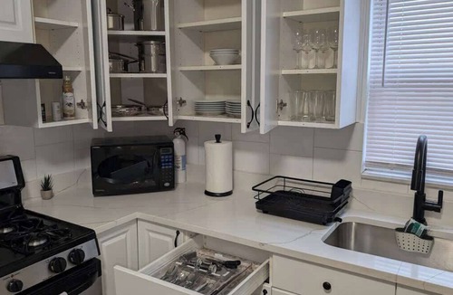 North Bergen Apartment | Spacious 2BR - 15m to Times Square - FREE Parking