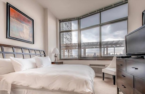 Hudson Exchange Apartment | Spacious 2BR | Full Kitchen | Minutes to PATH | Jersey City by GLS