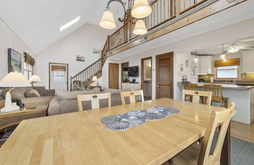 Kill Devil Hills Cottage | Spacious 3 bedroom cottage- 4 minute walk to the beach!