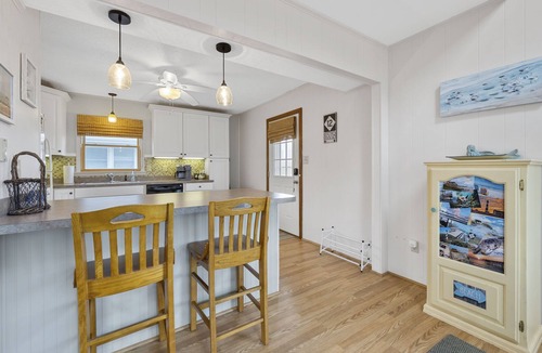 Kill Devil Hills Cottage | Spacious 3 bedroom cottage- 4 minute walk to the beach!