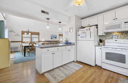Kill Devil Hills Cottage | Spacious 3 bedroom cottage- 4 minute walk to the beach!