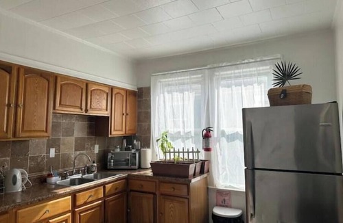 Lower Vailsburg Apartment | Spacious 3-bedroom apartment near the airport and NYC!
