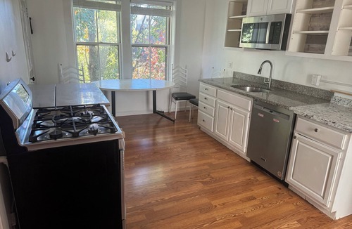 North Cambridge Apartment | Spacious 3 bedroom Porter Square Apartment, 1 mile from Harvard, Lesley & Tuffs.