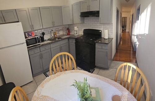Greenville Apartment | Spacious 3-bedroom apartment in nice Jersey City with AC, WiFi ,15 mins to NYC