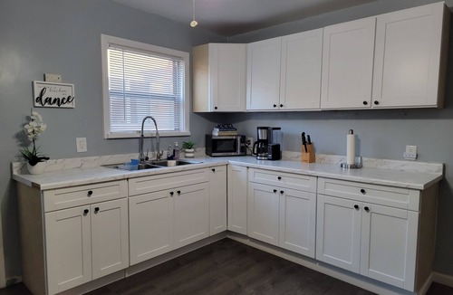 Fairfax District Apartment | Spacious 3 bedroom home by Hancock Park and 10 minutes to Hollywood Walk of Fame