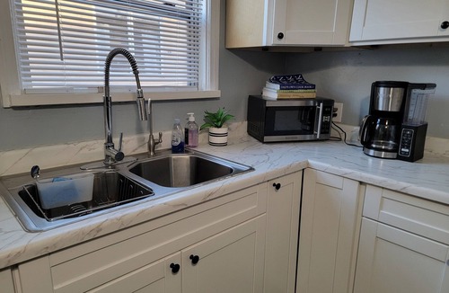 Fairfax District Apartment | Spacious 3 bedroom home by Hancock Park and 10 minutes to Hollywood Walk of Fame