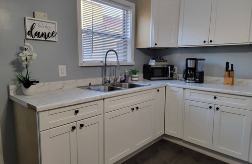 Fairfax District Apartment | Spacious 3 bedroom home by Hancock Park and 10 minutes to Hollywood Walk of Fame