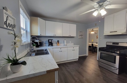 Fairfax District Apartment | Spacious 3 bedroom home by Hancock Park and 10 minutes to Hollywood Walk of Fame