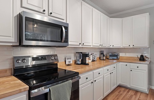 Faber House | Spacious 3 Br Hot Tub Easy Wine Country Access