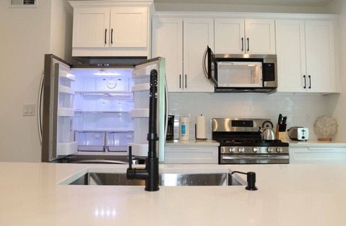 Communipaw Apartment | Spacious 3BR/2BA Home