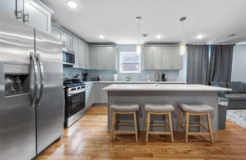 Forest Hill Apartment | Spacious 3BR/2BA w/King Bed Near Transit & Park