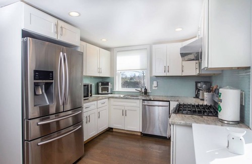 Wakefield House | Spacious 3BR Retreat, Sleeps 8, Free Parking, 20 Min to Boston