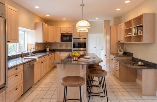 Swansea House | Spacious 4-bdrm house in Swansea with AC, home gym,pool, hot tub & chef ktchn