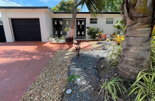 Highland Garden House | Spacious 4-bedroom house in lovely Hollywood with WiFi, AC