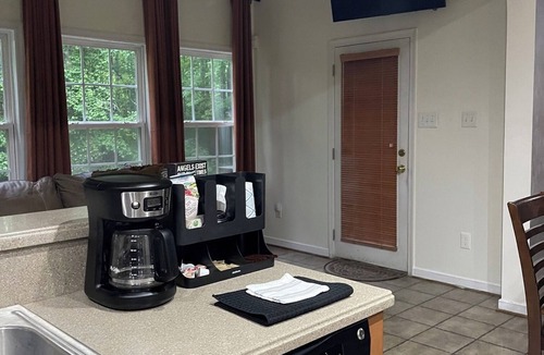Mosby House | Spacious 4-bedroom house with AC in lovely Richmond. Non smoking in house.