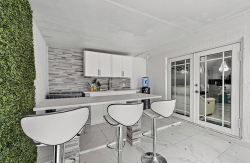 Hialeah House | Spacious 4-bedroom house with WiFi and AC in lovely Hialeah