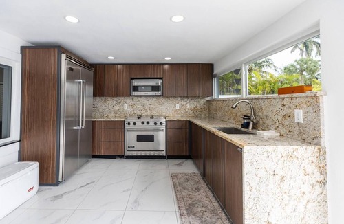 Hialeah House | Spacious 4-bedroom house in beautiful Hialeah with AC