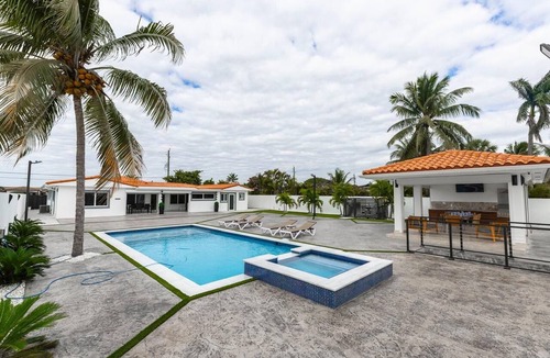 Hialeah House | Spacious 4-bedroom house in beautiful Hialeah with AC