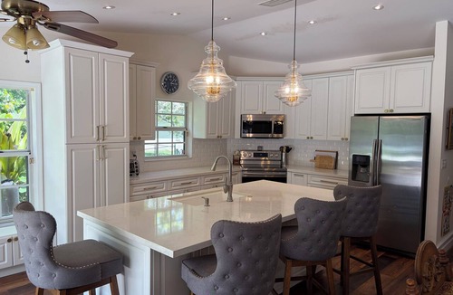 Davie House | Spacious 4-bedroom house Pool and Tiki Hut in adorable Davie 20 Min to World Cup