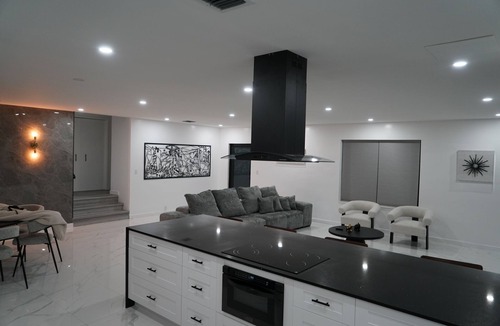 Golden Glades House | Spacious 4-bedroom house in Miami with Hot Tub, Lake, Kayaks, and Pool table